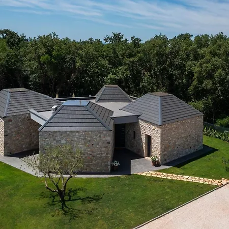 Unique Design Doris Umago