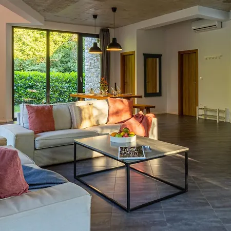 Unique Design Doris Umago